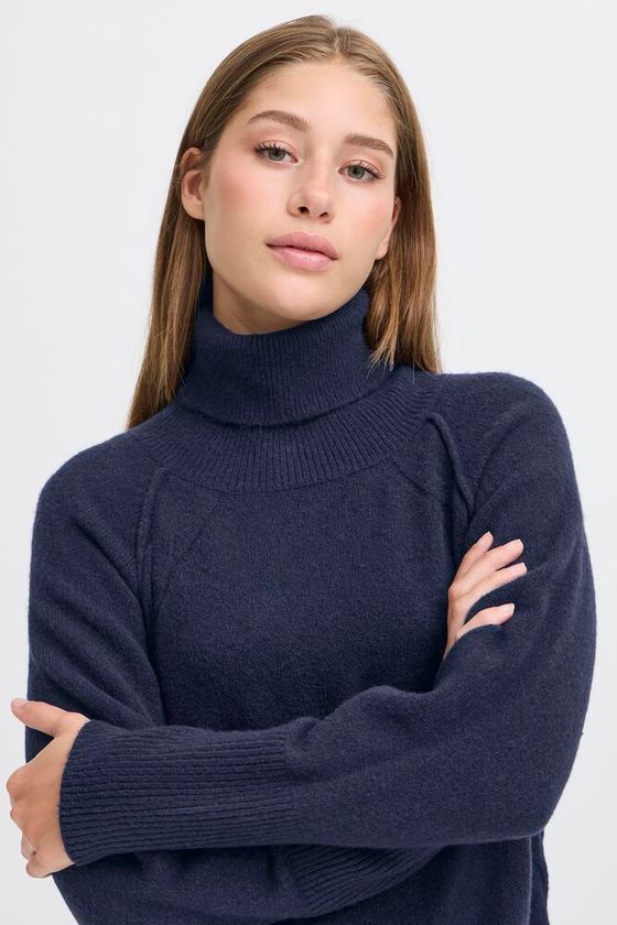 Detalle trenzado lateral de vestido de punto azul marino