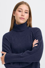 Detalle trenzado lateral de vestido de punto azul marino