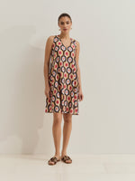 Vestido corto de silueta fluida , diseñado para aportar frescura, comodidad y un estilo moderno en los días más cálidos.