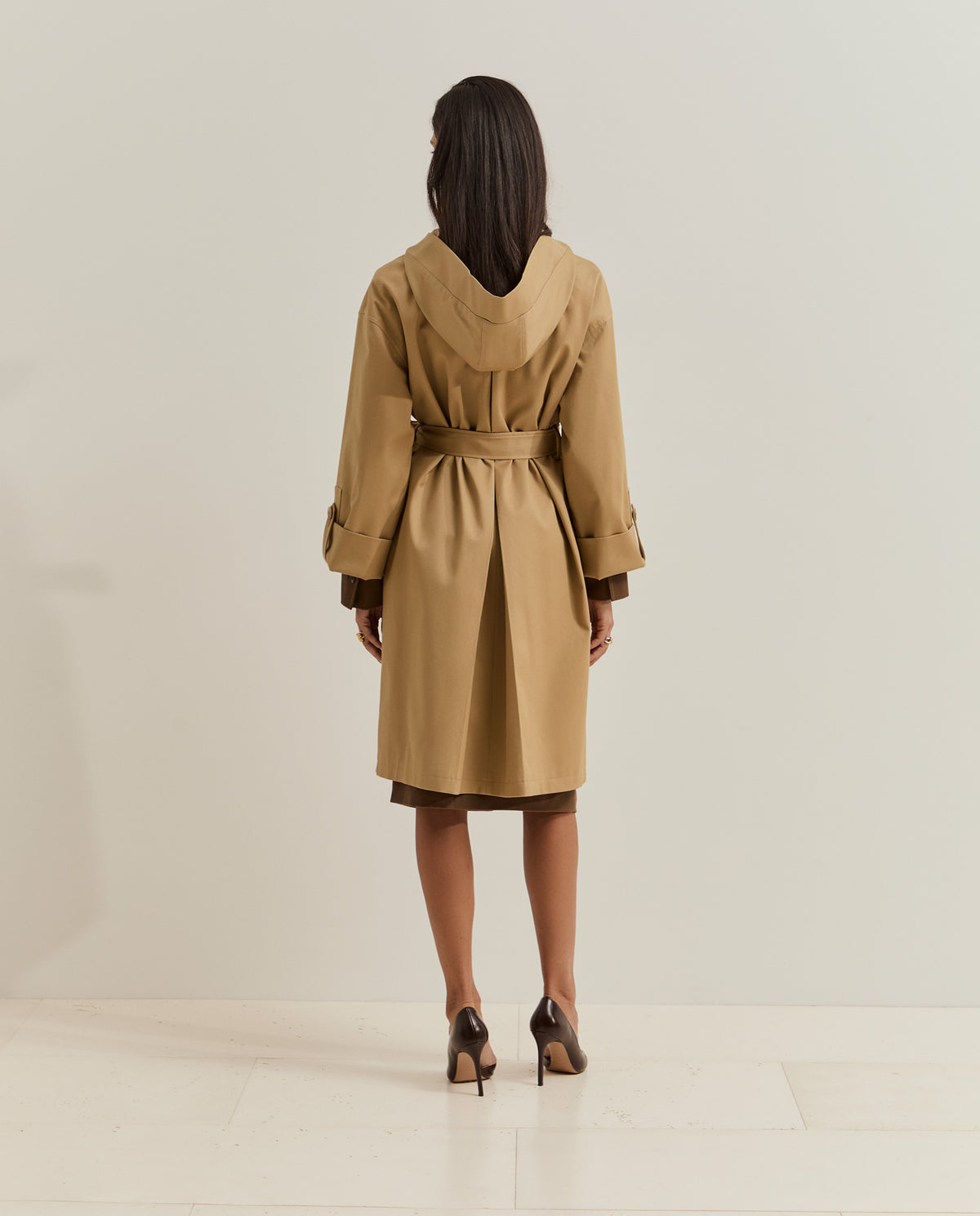 GABARDINA LARGA CON CAPUCHA Y CINTURON