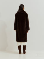 Abrigo largo de mujer de pelo con cierre oculto y acabado elegante