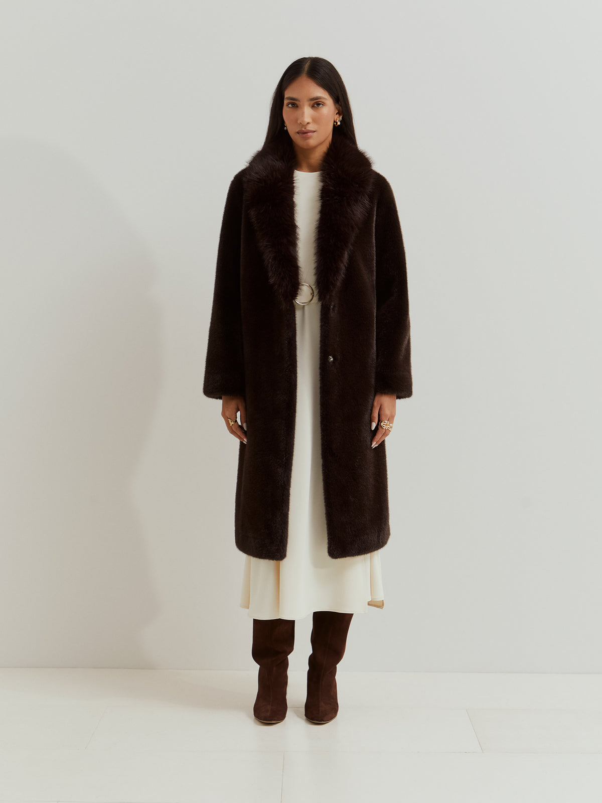 Abrigo largo de mujer de pelo con cierre oculto y acabado elegante