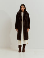 Abrigo largo de mujer de pelo con cierre oculto y acabado elegante