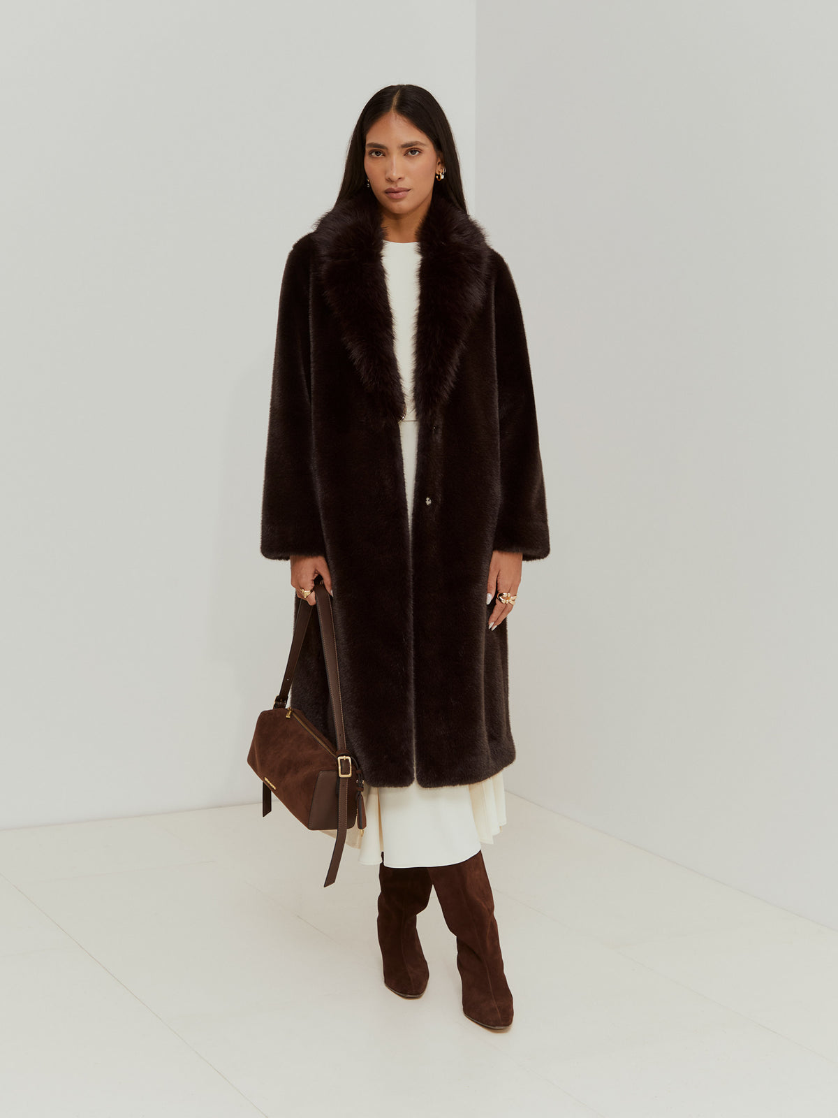 Abrigo largo de mujer de pelo con cierre oculto y acabado elegante