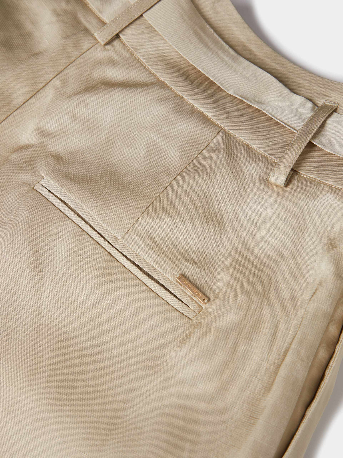 Pantalones Pierna Ancha con Pliegues y Cinturón.