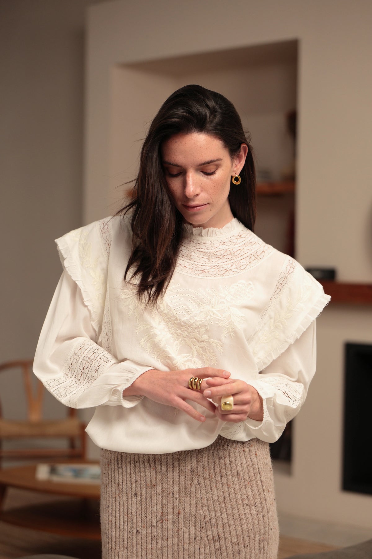 Blusa cruda con bordados florales, cenefas de encaje y mangas abullonadas sobre modelo