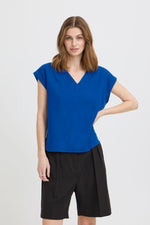 Blusa fluida azul con escote en V