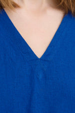 Blusa fluida azul con escote en V