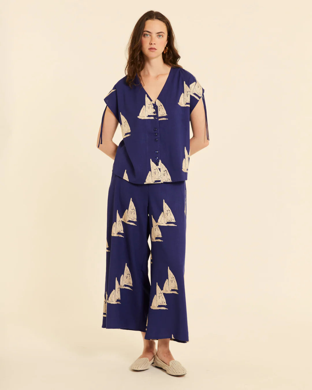 Blusa Cuello Pico Bordados Barcos