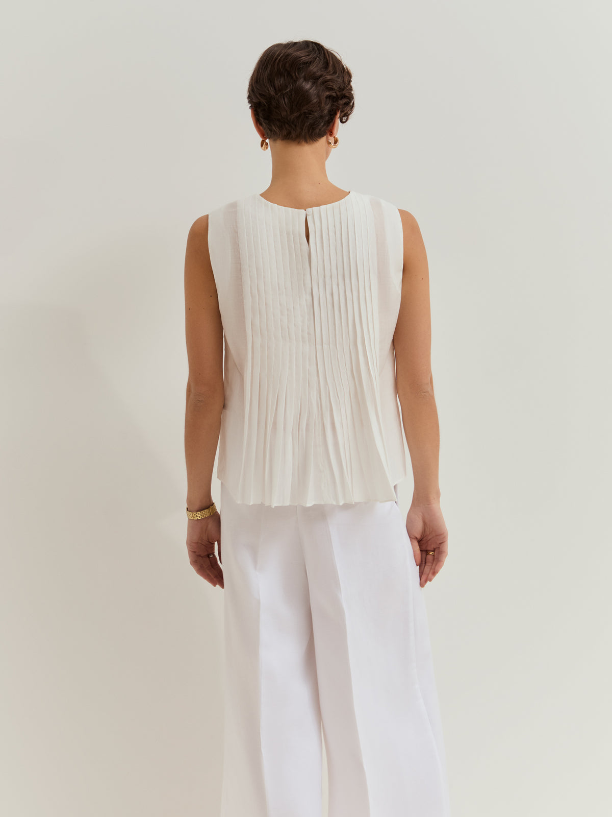 Blusa Plisada sin Mangas de Cuello Redondo