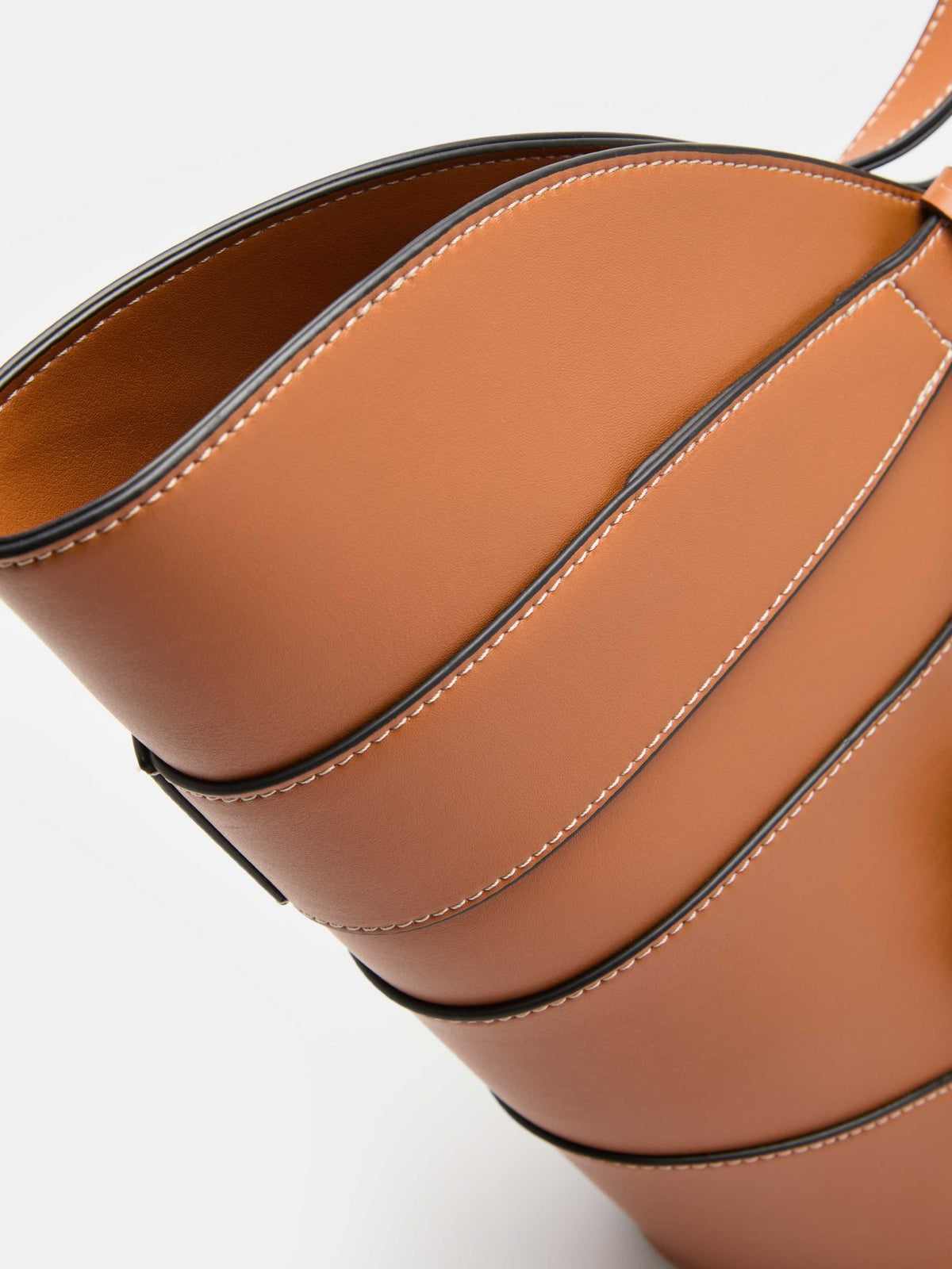 Bolso Bucket diseño Capas Superpuestas