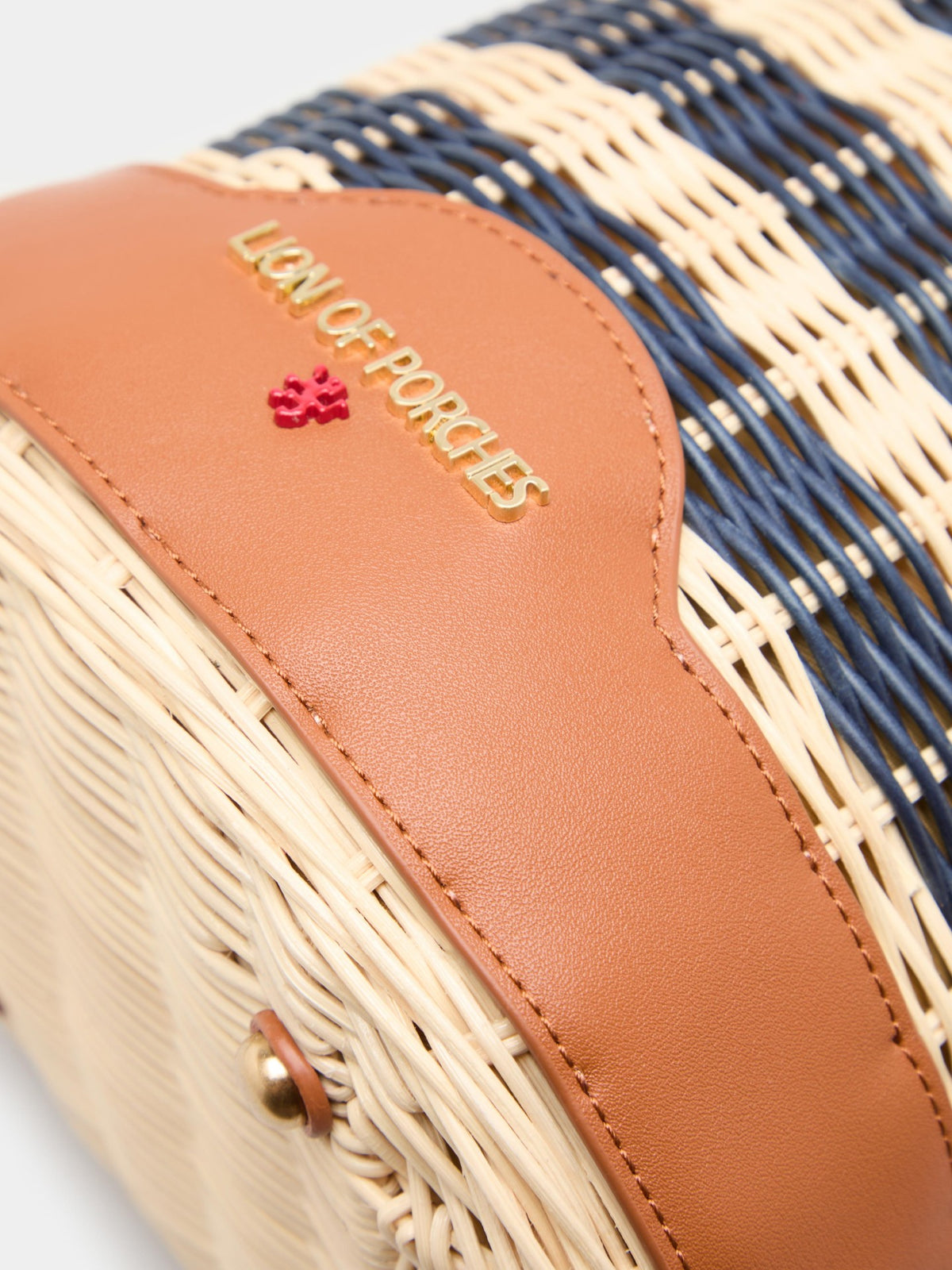 Bolso Bucket de Paja con Rayas y Detalles en Camel