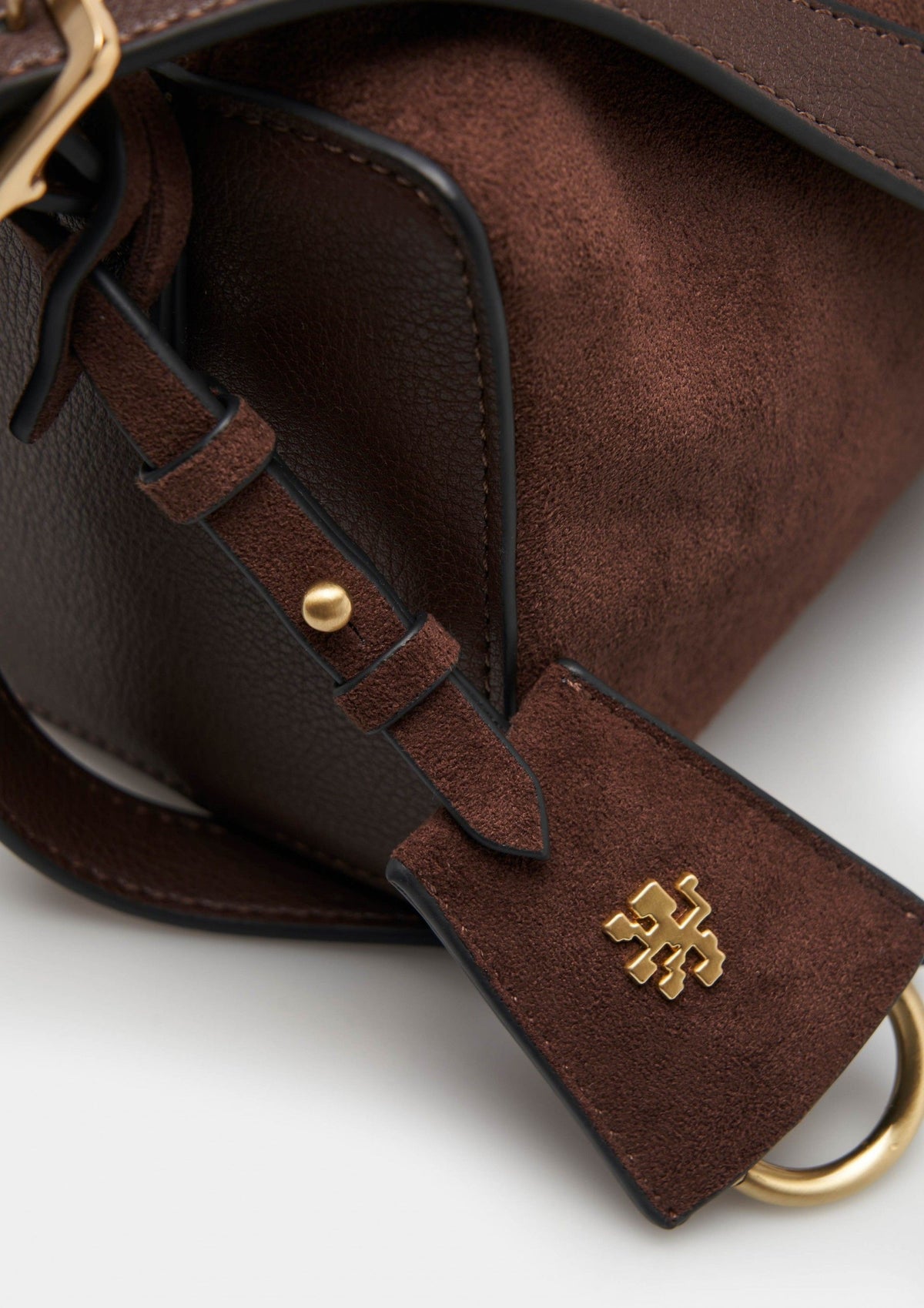 Bolso tipo gamuza de mujer con correa ajustable y detalle metálico