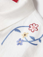 Camisa Blanca con Flores Bordadas Manga Corta