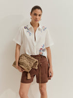Camisa Blanca con Flores Bordadas Manga Corta