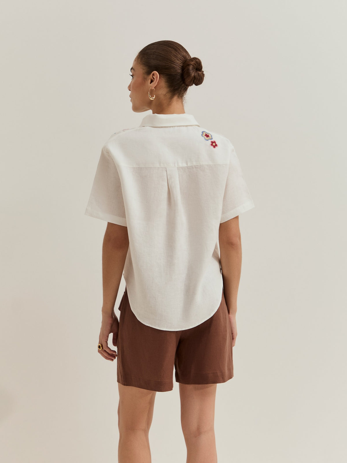 Camisa Blanca con Flores Bordadas Manga Corta
