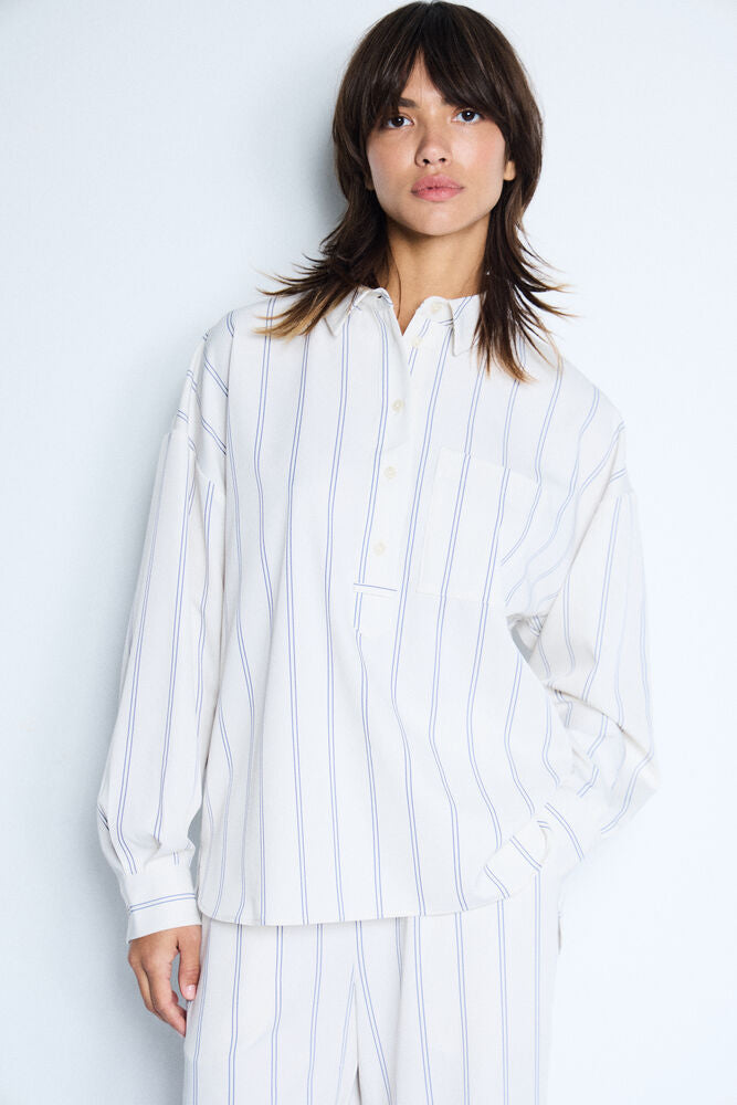 Camisa Rayas Finas con Cuello Clásico