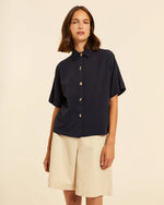 Camisa Negra Manga Corta Botones Dorados