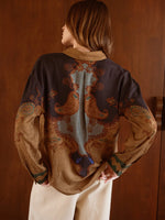 Espalda de la camisa con estampado paisley, pliegue central y bajo redondeado