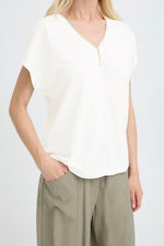 Camiseta Bypareesa Escote Dorado