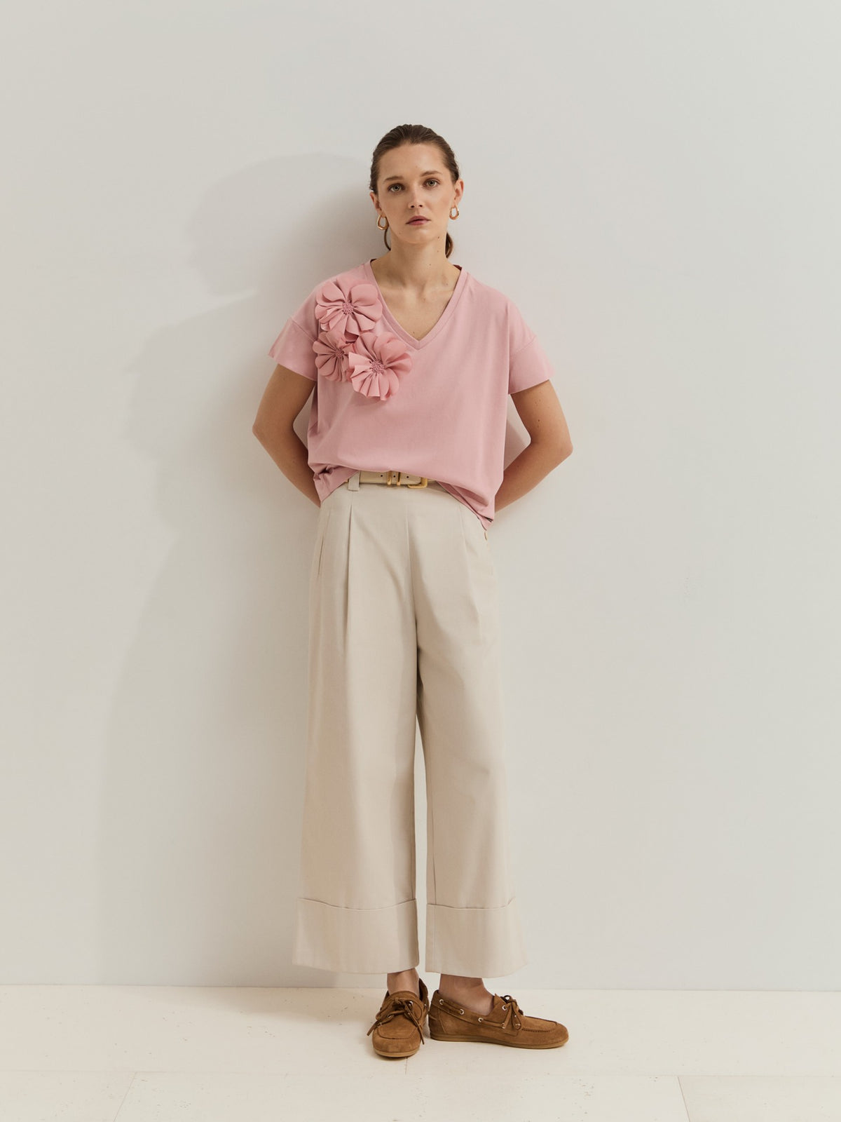 Camiseta de Algodón con Flores y Escote en Pico