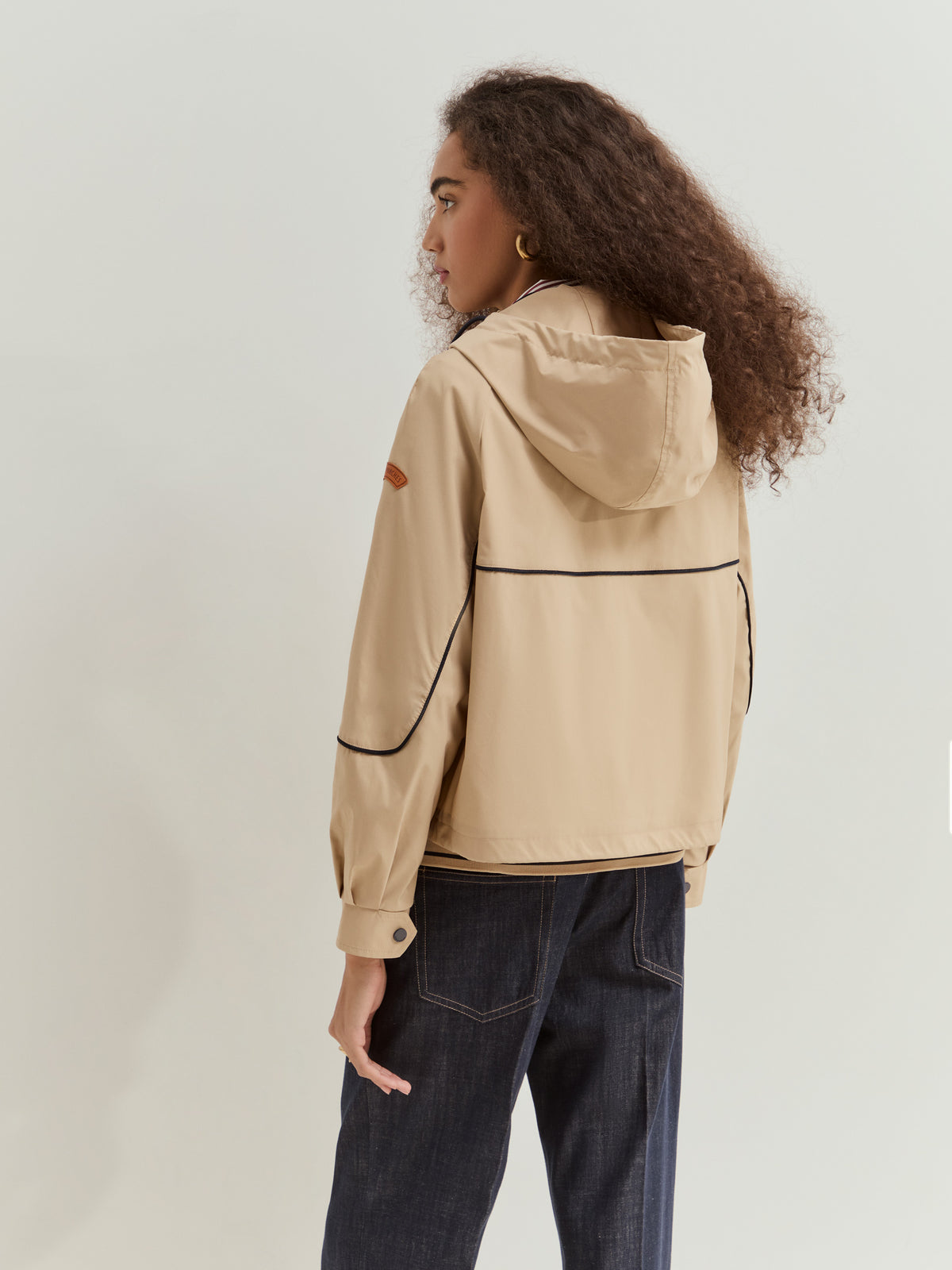 Chaqueta Corta Capucha