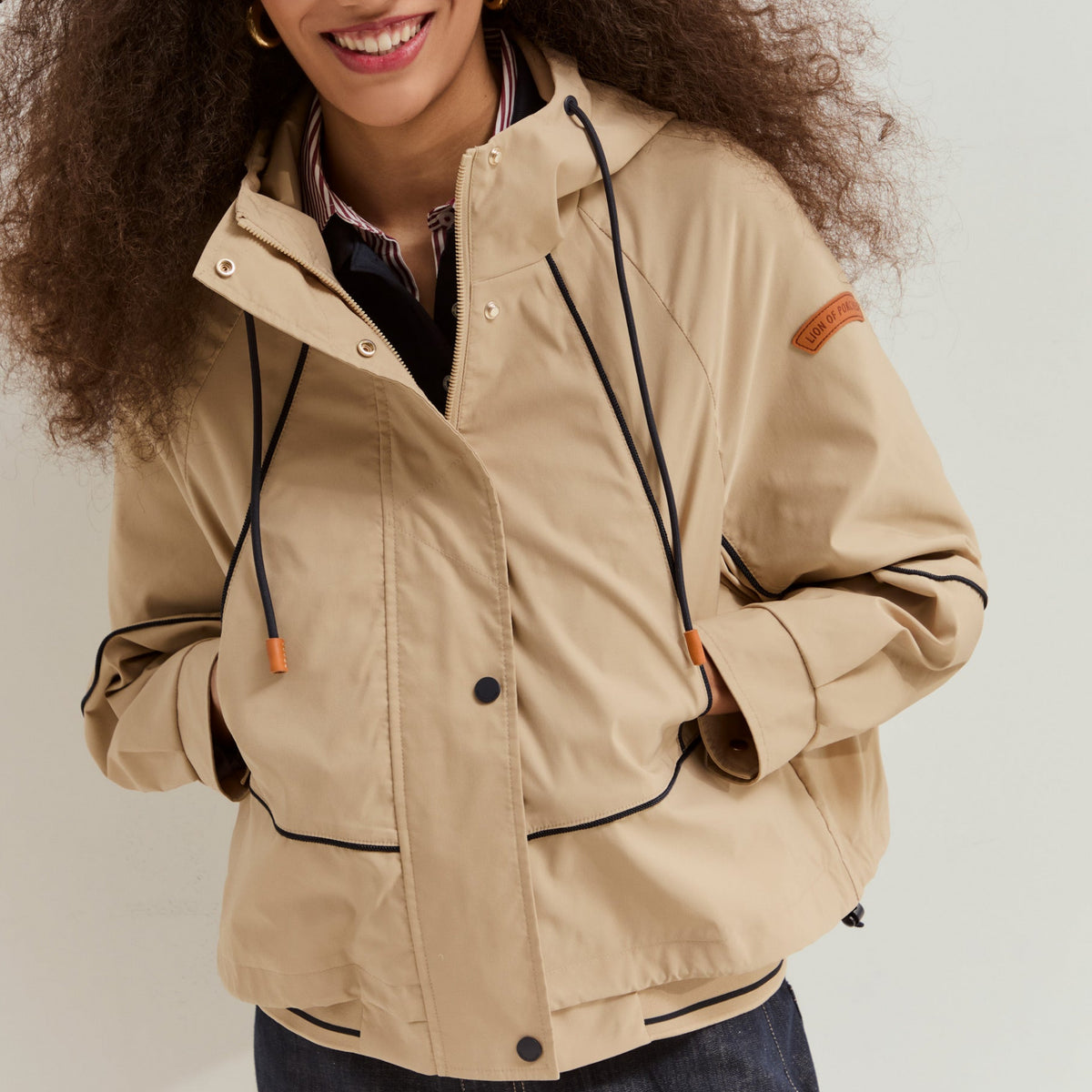 Chaqueta Corta Capucha