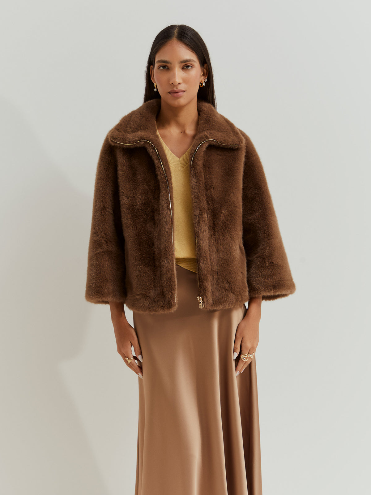 Chaqueta de pelo sintético con mangas raglán y detalle del león. Elegante, moderna y perfecta para un look sofisticado en días fríos.