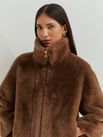 Chaqueta de pelo sintético con mangas raglán y detalle del león