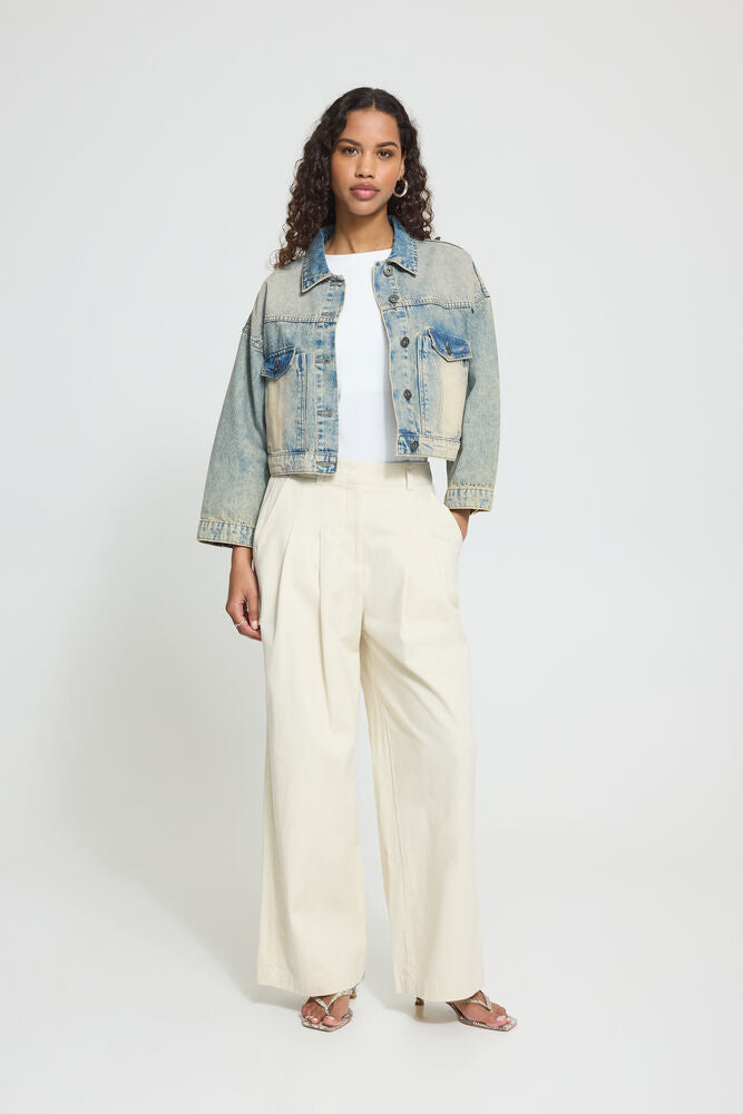 Chaqueta vaquera cropped efecto desgastado