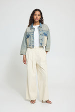 Chaqueta vaquera cropped efecto desgastado
