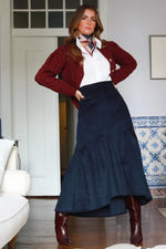 Falda midi de pana azul marino con cintura alta, corte evasé y bajo con volantes. Combínala con punto y botas altas. Descúbrela en Miamaria.