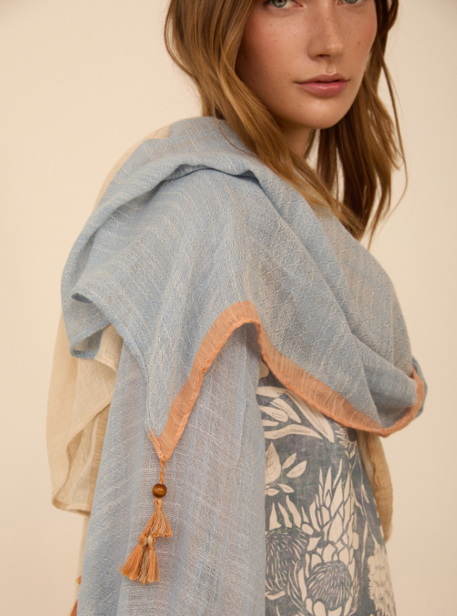 Fular jacquard con estampado y borlas