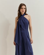 Mono halter con drapeado y pierna ancha