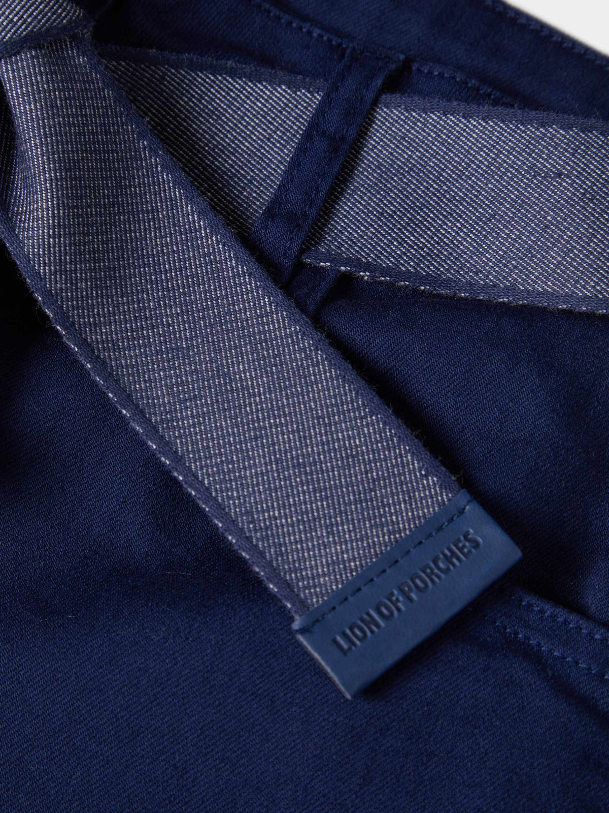 Pantalones chinos con cinturón Pantalón de sarga de cinco bolsillos, confeccionado en algodón con un toque de elastano, que proporciona comodidad, flexibilidad y libertad de movimiento.