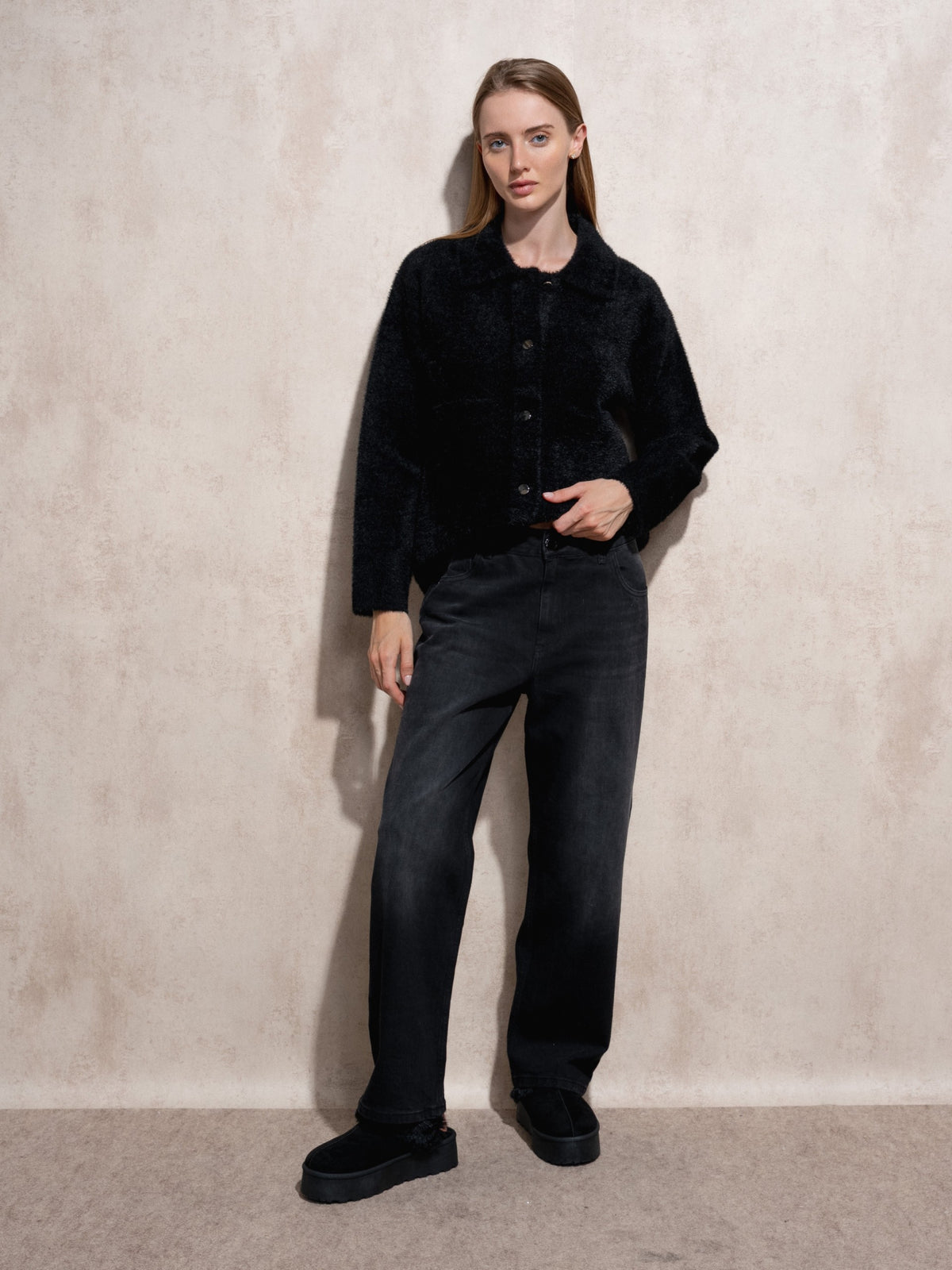 Pantalón recto denim negro lavado