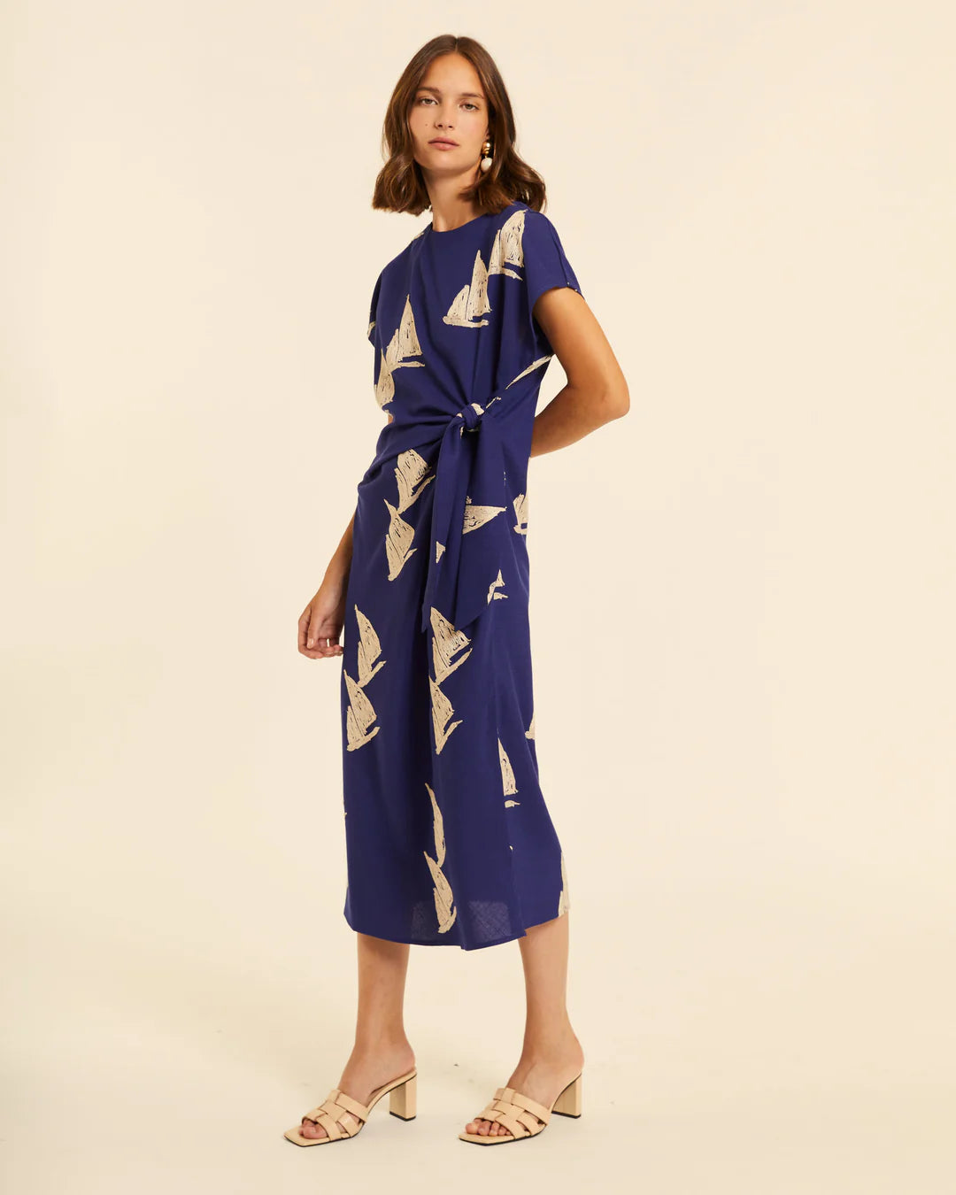 Vestido Anudado con Bordado Barcos