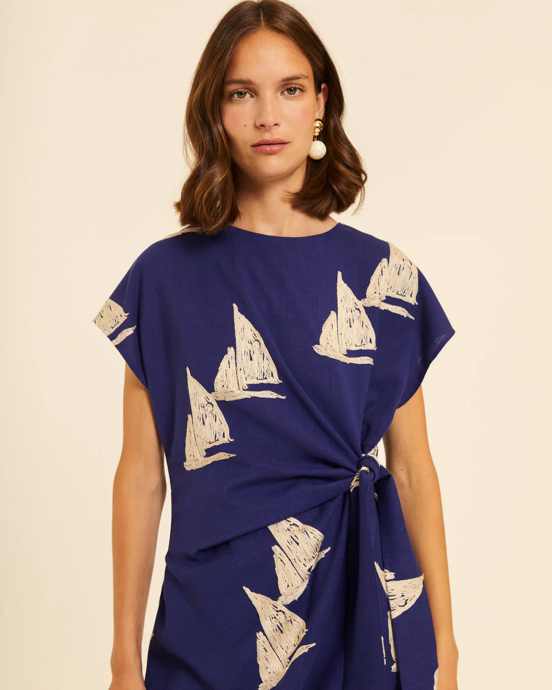 Vestido Anudado con Bordado Barcos
