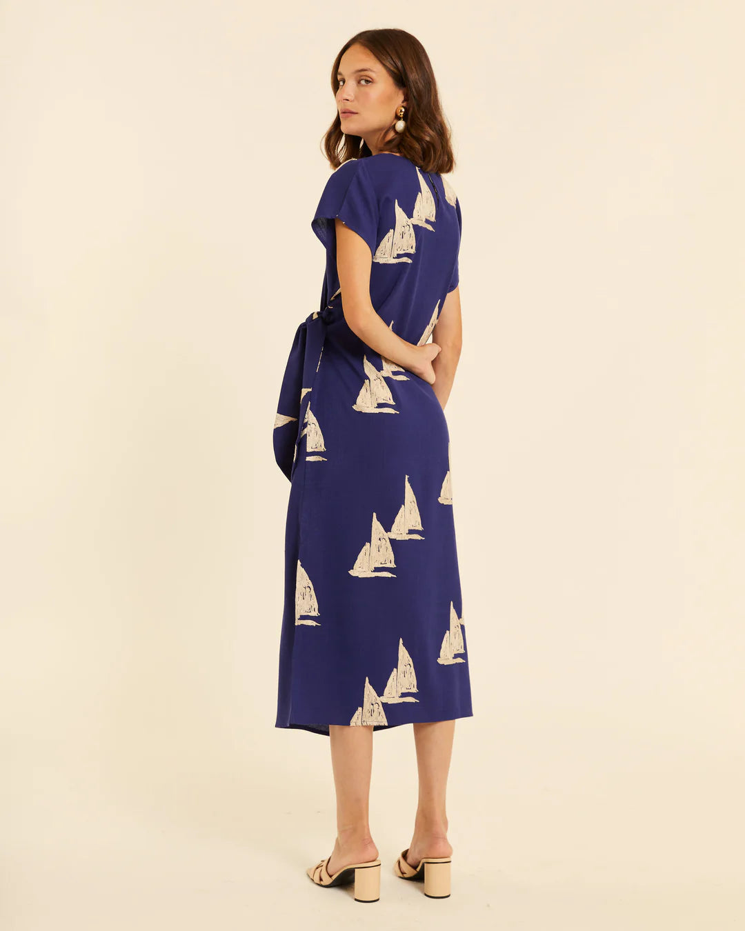 Vestido Anudado con Bordado Barcos