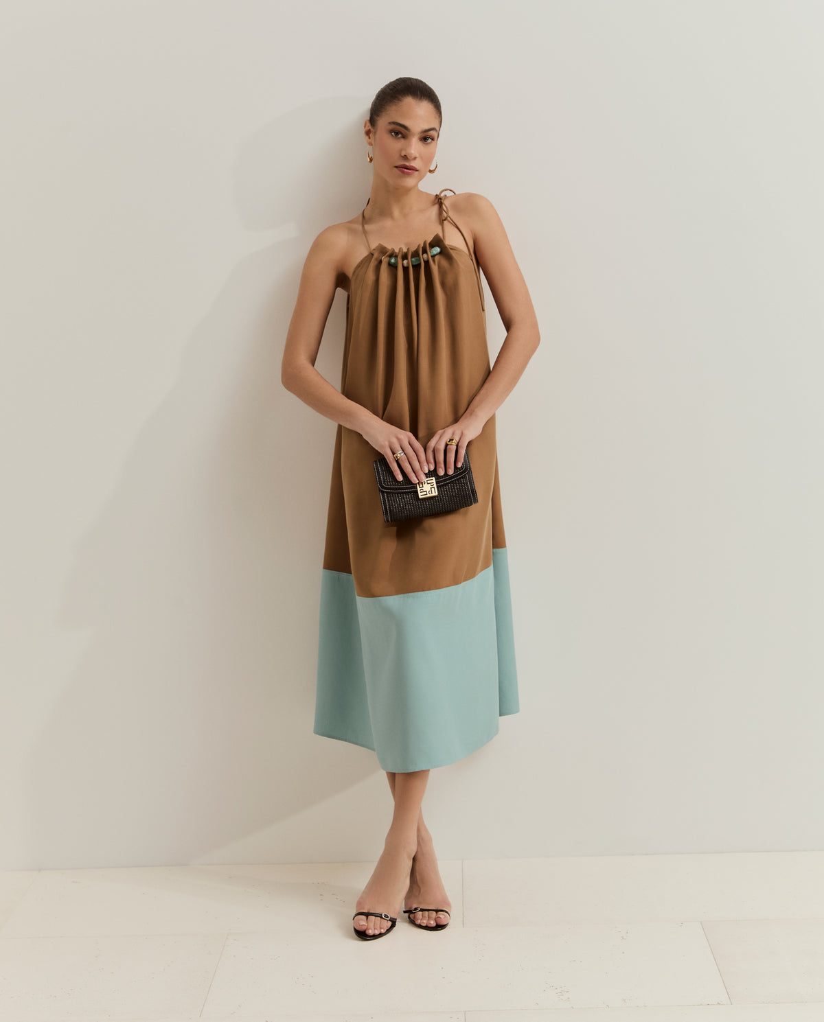 Vestido Largo Bicolor con Detalle de Piedras