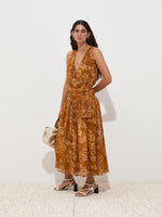 Vestido Midi Mostaza con Estampado Floral y Cinturón Ajustable