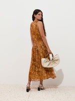 Vestido Midi Mostaza con Estampado Floral y Cinturón Ajustable