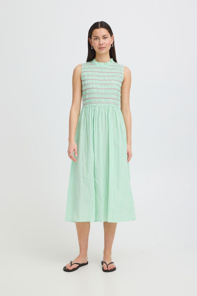 Vestido midi de rayas con cuerpo fruncido
