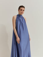 Vestido Fluido Satinado Cuello Alto con Lazo en Espalda