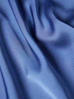 Vestido Fluido Satinado Cuello Alto con Lazo en Espalda