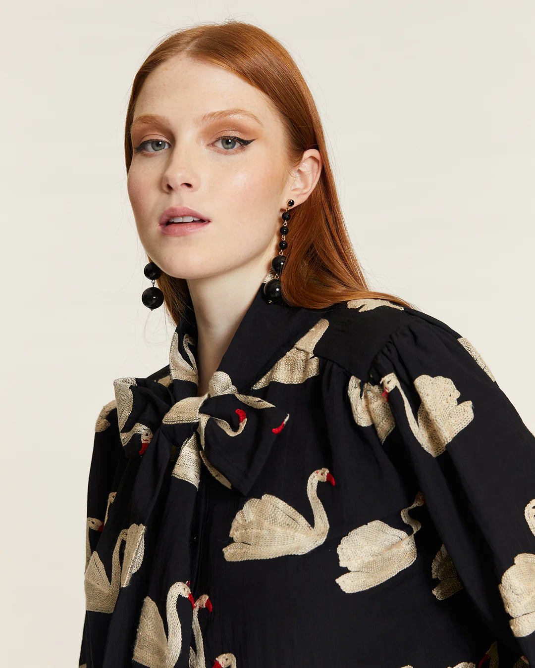 Camisa Lazada y Bordado Cisnes