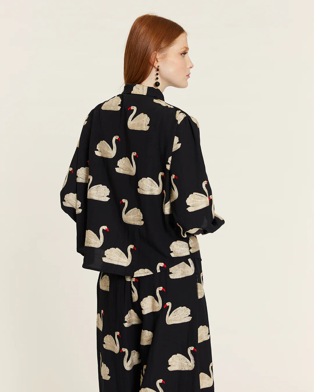 Camisa Lazada y Bordado Cisnes