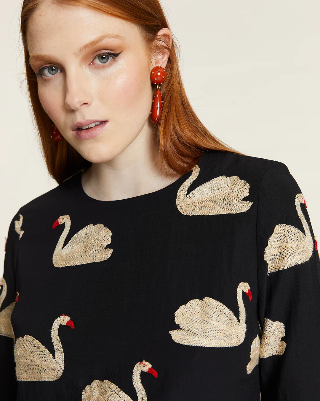 Vestido Corto Bordado Cisnes