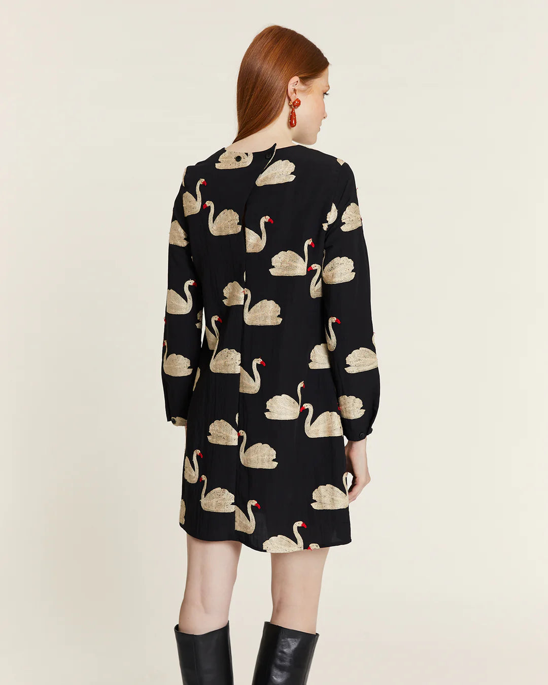 Vestido Corto Bordado Cisnes