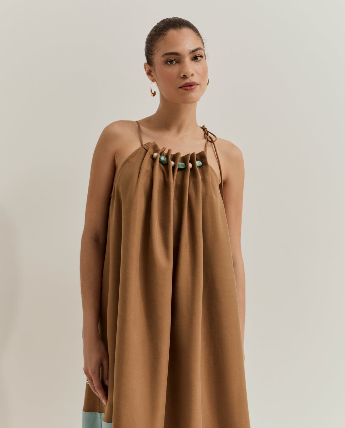 Vestido Largo Bicolor con Detalle de Piedras